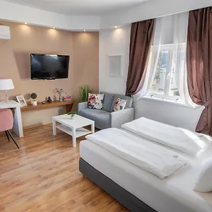 Premium Studio Szervita Square Appartement